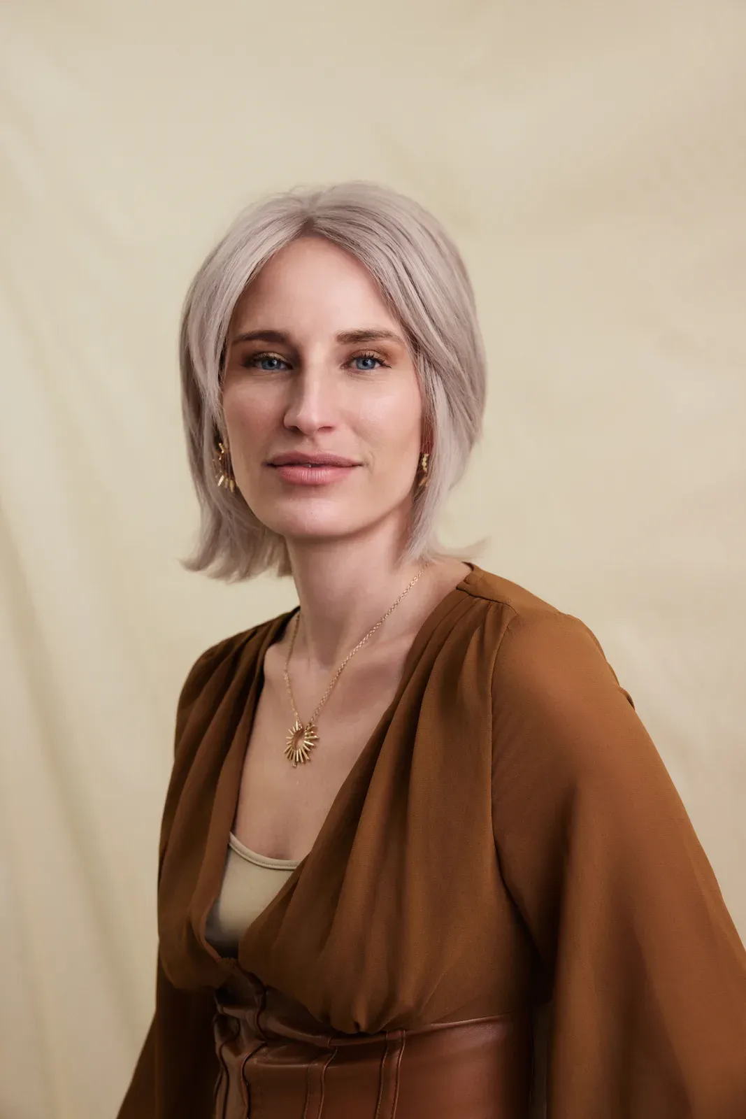 Natürlich wirkender Scheitel und Ansatz einer Echthaarperücke in silbrigem Blond