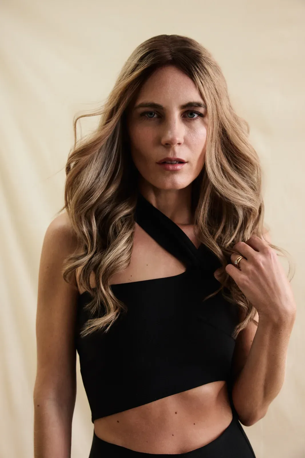 Echthaarperücke von PERÜCKENLIEBE mit langen, sanft gewellten Haaren in warmem Blond-Balayage